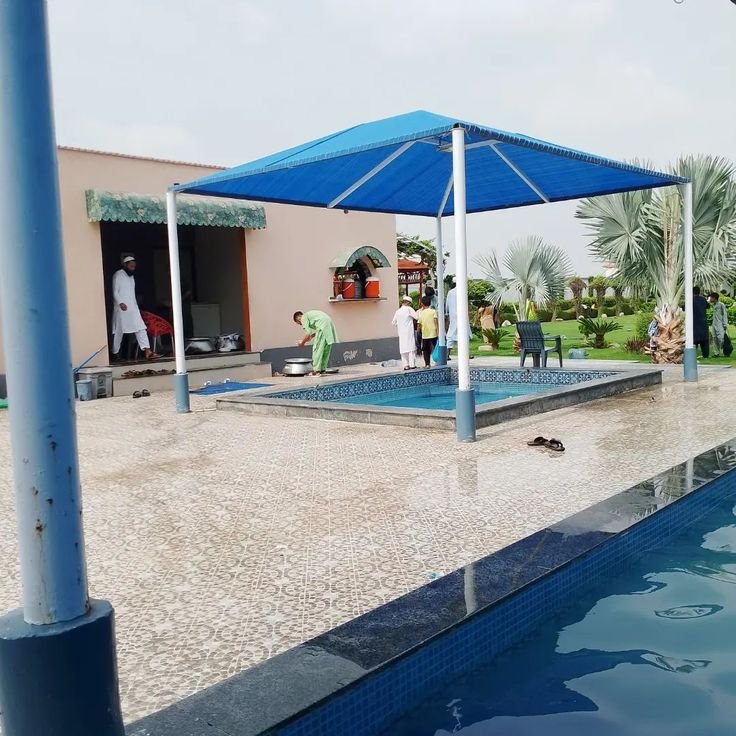 مظلة مسبح قماشية "PVC" بتصميم هرمي عصري.